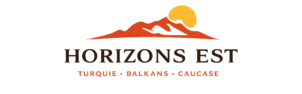 logo de la marque avec montagne et lever de soleil