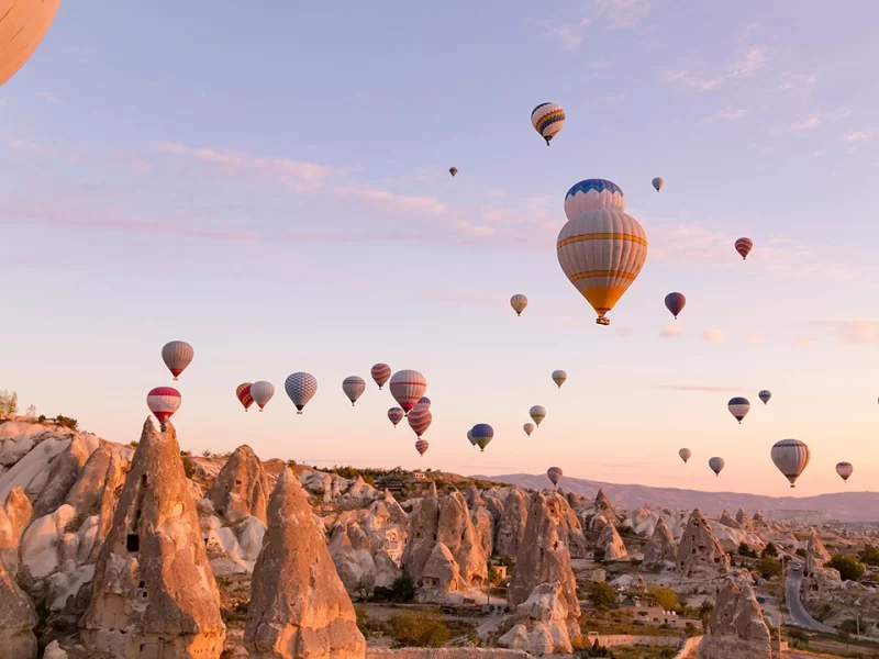 Vol en montgolfière au lever du soleil sur les cheminées de fées en Cappadoce