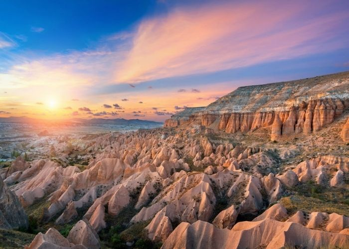 Panorama de la Vallée Rose Rose Valley au coucher du soleil Cappadoce