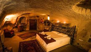 Chambre d hôtel troglodyte typique taillée dans la roche en Cappadoce