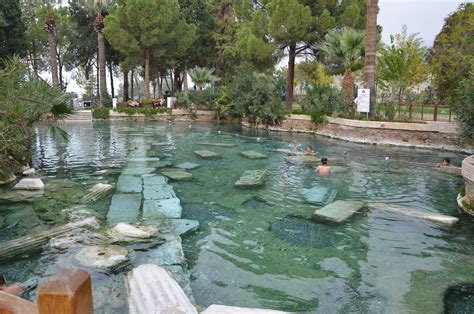 Baigneurs dans la piscine de Cléopâtre avec colonnes romaines immergées