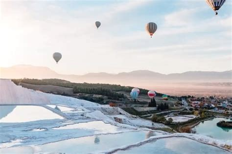 Vol en montgolfière au-dessus des travertins de Pamukkale au lever du soleil
