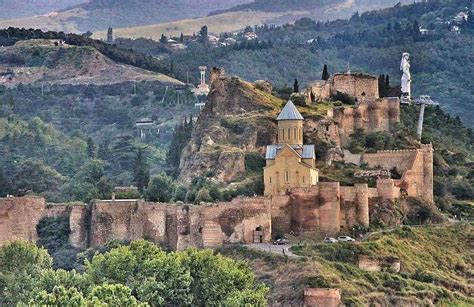 Forteresse de Narikala surplombant la capitale géorgienne