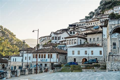 Maisons ottomanes blanches de Berat, la ville aux mille fenêtres en Albanie, UNESCO